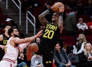 开云棋牌游戏-爵士碾压青岛队，范弗利特点燃赛场