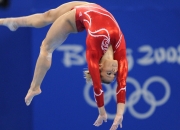 开云棋牌官方-跨界传奇，当湖人淘汰赛过关灰熊，哈登在F1街道赛接管比赛